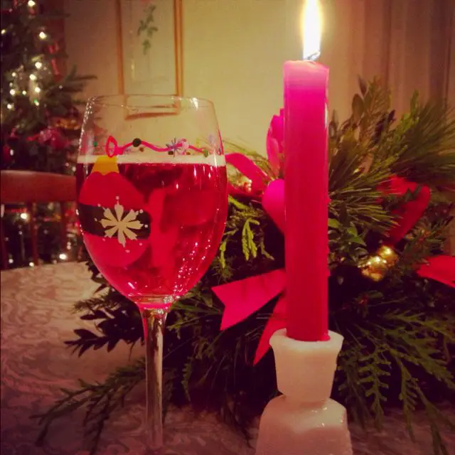 Easy Festive holiday drink: 2 parts champagne one part cranberry juice ...
