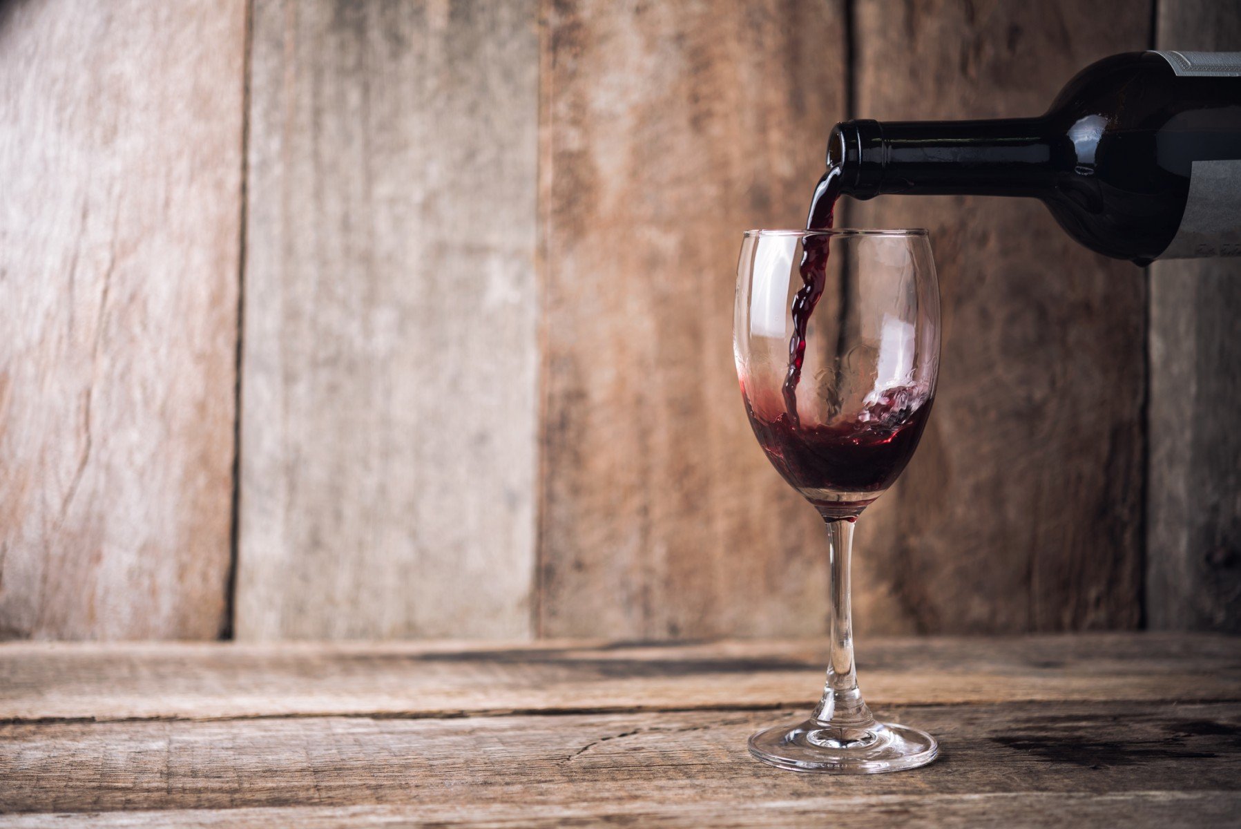 Moderate Red Wine Drinking May Help Cut Women