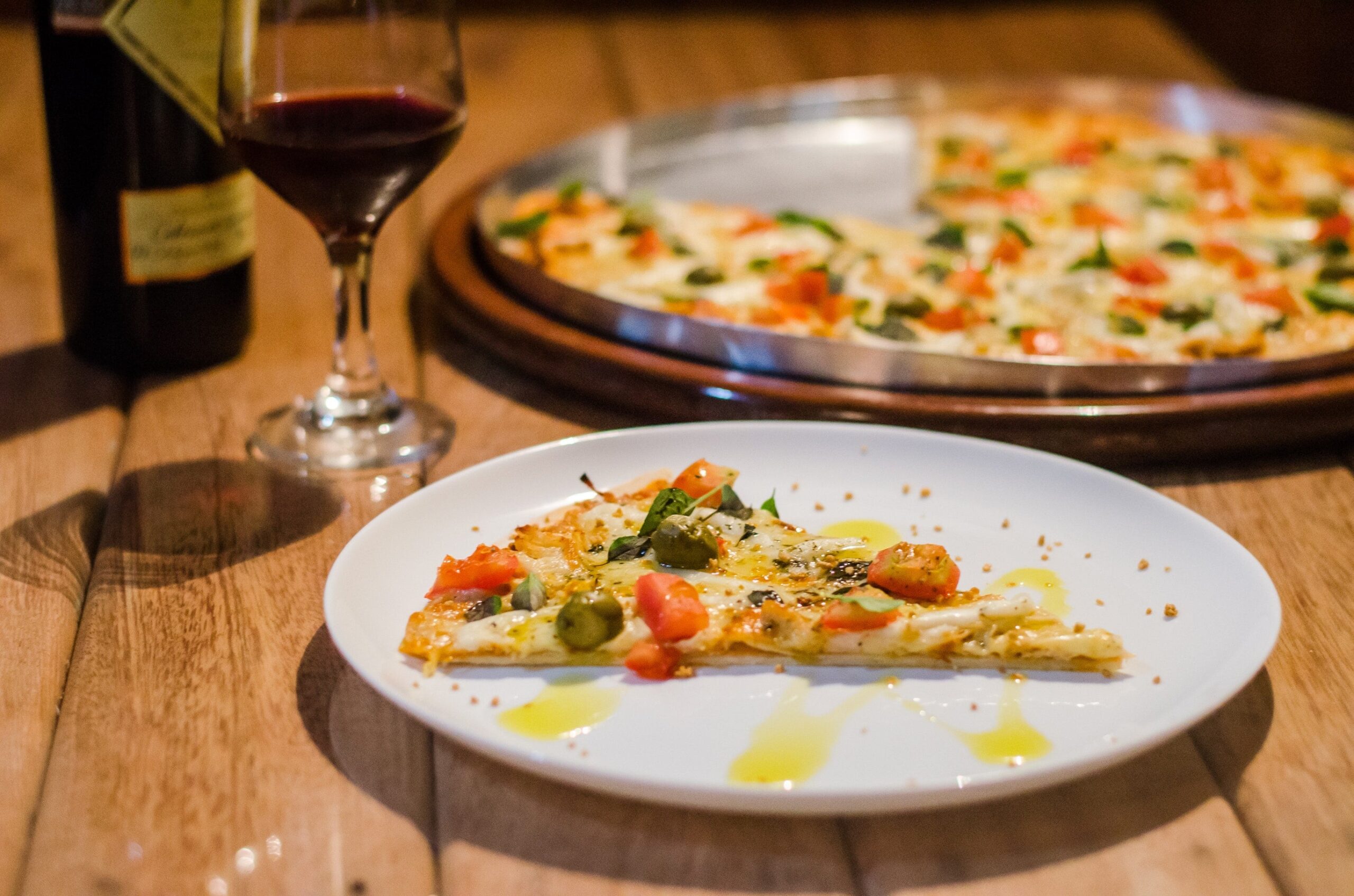 What wines go best with pizza. The simple guide.