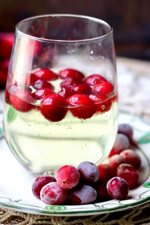 White Wine Spritzer: Light, Sparkly, and Low Carb ...